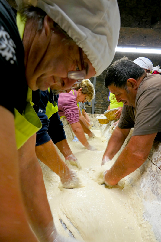 préparation du pain à la fête des vieux gréements à Paimpol