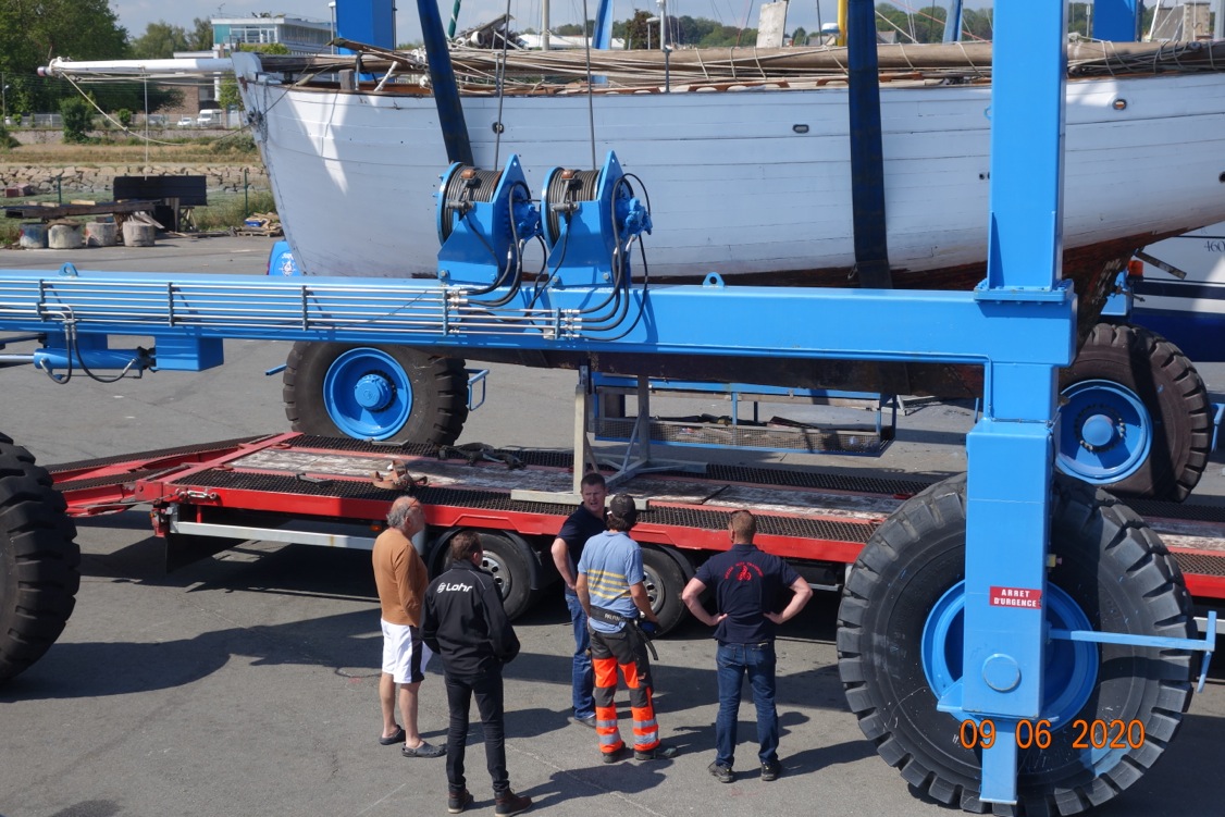 Arrivée du vieux gréement à restaurer à Paimpol
