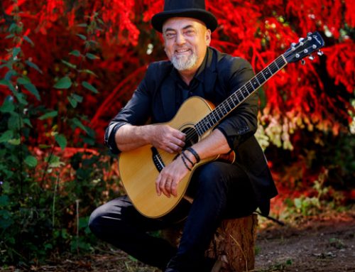 Jean-Charles Guichen fête 40 ans de scène au Festival des Vieux Gréements de Paimpol