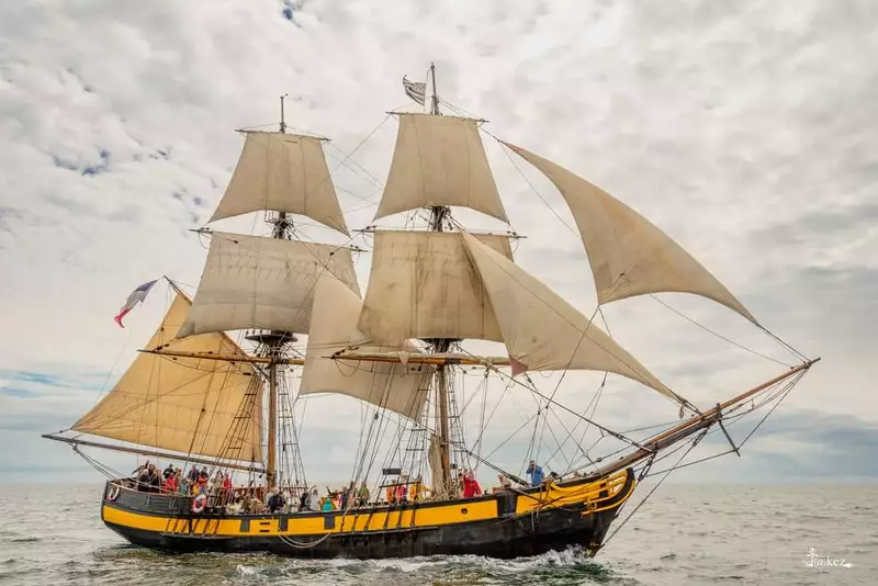 Le phoenix propose des voyages en mer pendant la fête des vieux gréements